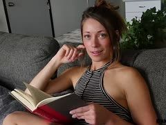 Ficken findet das Teengirl geiler als Lesen