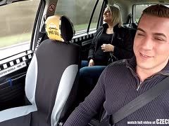 Im Taxi wird gepoppt