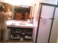 Hidden Cam im Bad nimmt Blondine auf