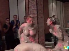 Beim Wrestling geben es sich die geilen Luder