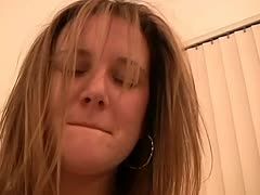 Brünettes Babe reibt sich die Klit an seinem Pimmel