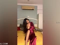 Schönheit mit schwarzen Haaren zeigt sich vor der Cam